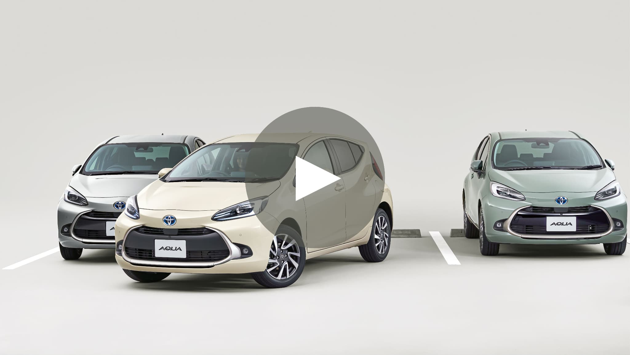 AQUA 駐車の操作もスイッチを押すだけ