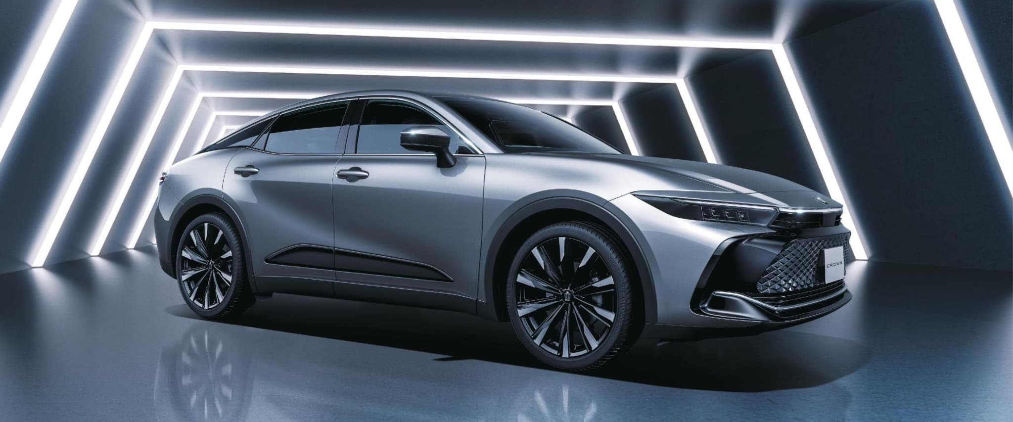 CROWN ”CROSSOVER” 車両本体価格・グレードを見る