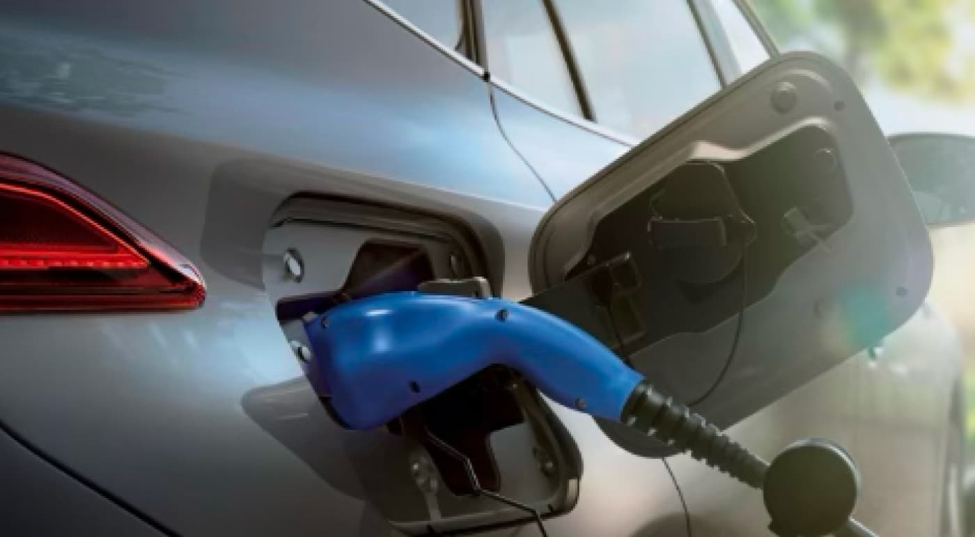 ハリアー PHEV 約90kmのBEV（バッテリーEV）航続走行が可能で、ガソリン代の節約にもなり、経済的かつ環境にも優しい。
