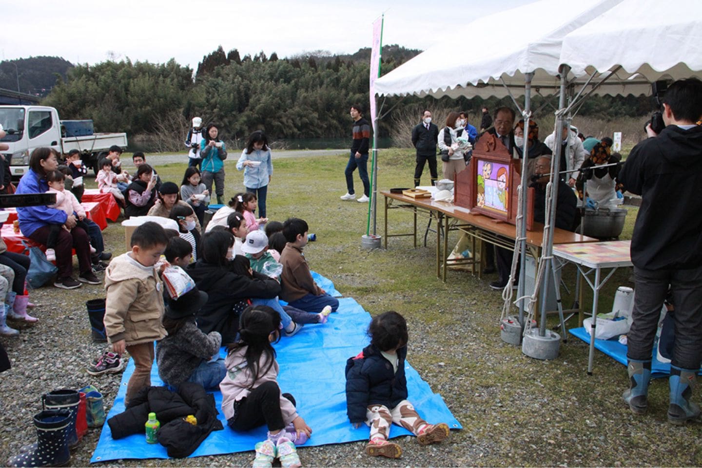 紙芝居で「サケの生涯」を楽しくぶ