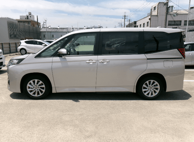 トヨタ認定中古車になります。まるごとクリーニングで見えない部分もまるごと洗浄しております