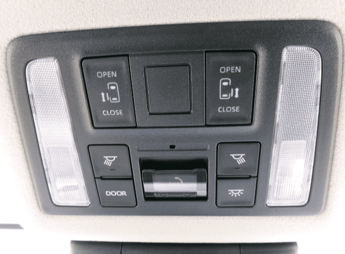 両側電動スライドドアを装備しています。狭い駐車場でも安全に開閉でき、間口が広く乗り降りし易いですよ