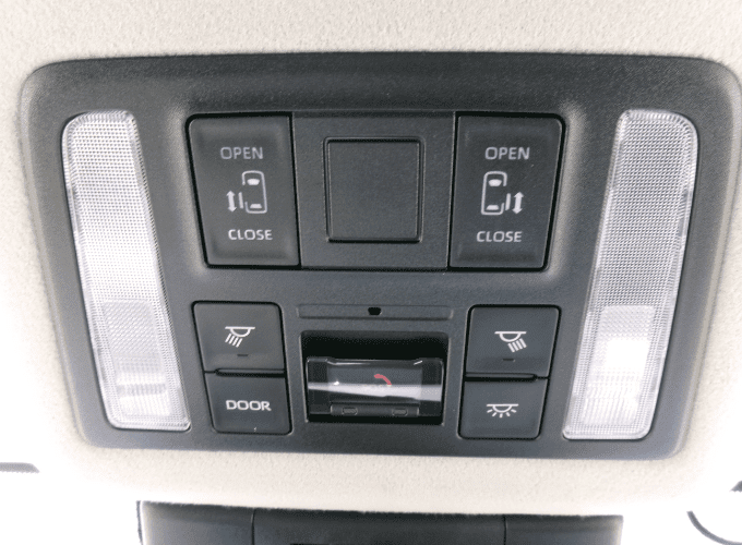 両側電動スライドドアを装備しています。狭い駐車場でも安全に開閉でき、間口が広く乗り降りし易いですよ