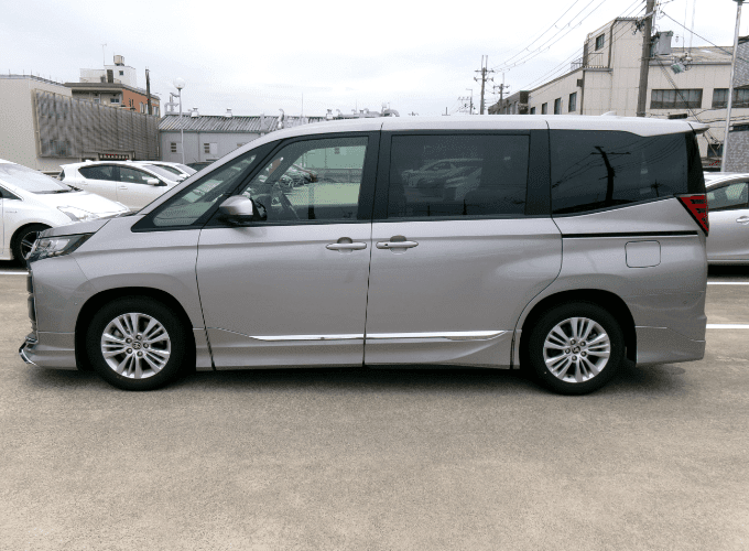 トヨタ認定中古車になります。まるごとクリーニングで見えない部分もまるごと洗浄しております