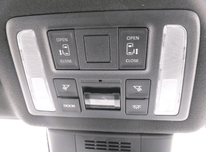 両側電動スライドドアを装備しています。狭い駐車場でも安全に開閉でき、間口が広く乗り降りし易いですよ