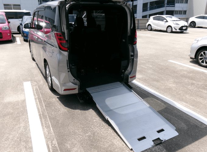 車いす用スロープです。車いすに乗ったまま乗り込むことができます。