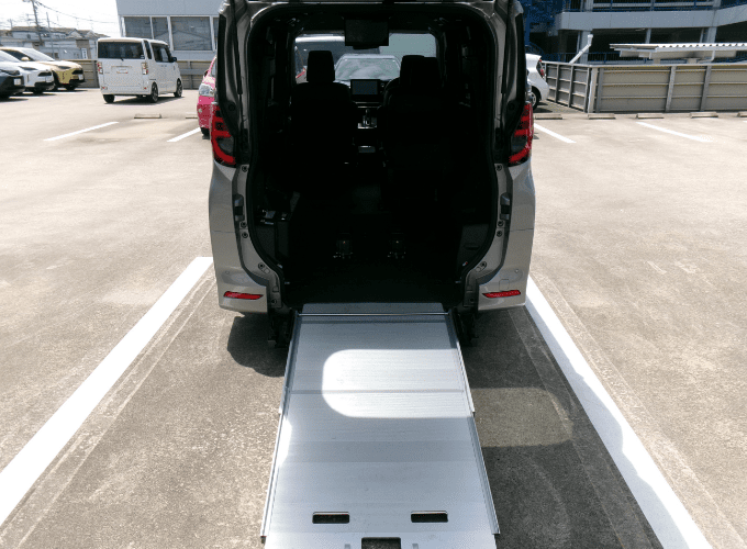 車いす用スロープです。車いすに乗ったまま乗り込むことができます。