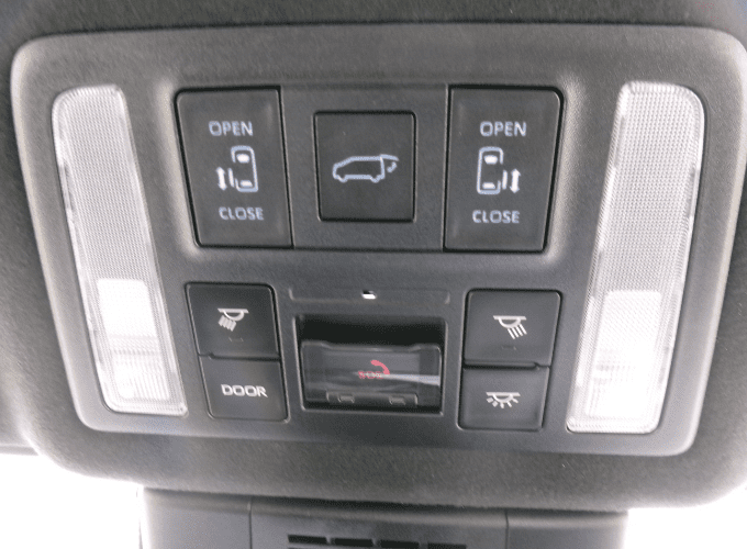 両側電動スライドドアを装備しています。狭い駐車場でも安全に開閉でき、間口が広く乗り降りし易いですよ