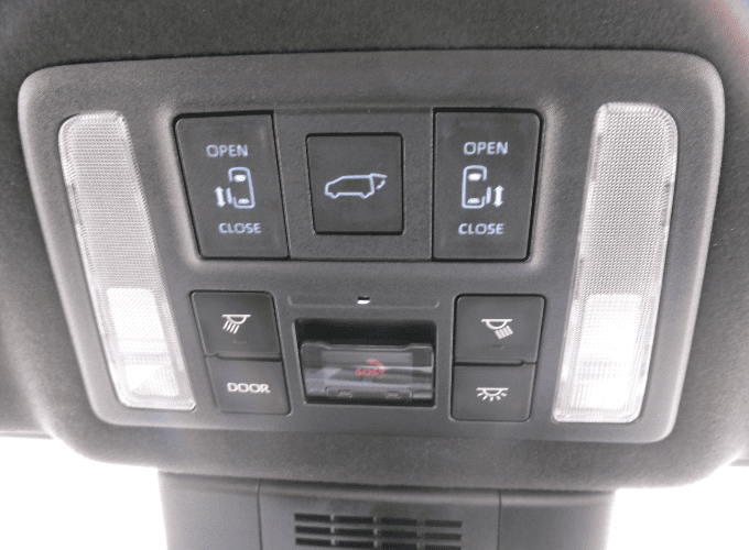 両側電動スライドドアを装備しています。狭い駐車場でも安全に開閉でき、間口が広く乗り降りし易いですよ