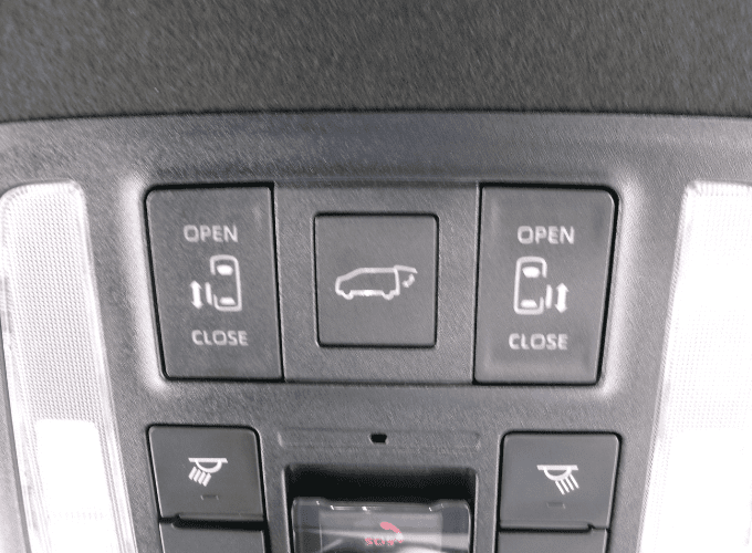 両側電動スライドドアを装備しています。狭い駐車場でも安全に開閉でき、間口が広く乗り降りし易いですよ