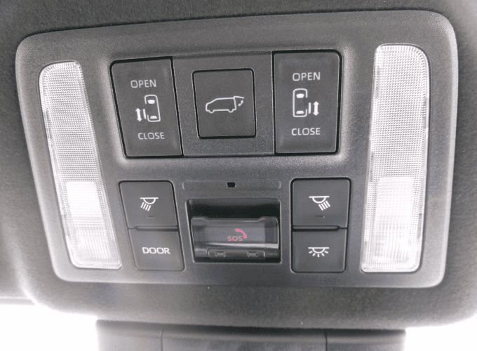 両側電動スライドドアを装備しています。狭い駐車場でも安全に開閉でき、間口が広く乗り降りし易いですよ