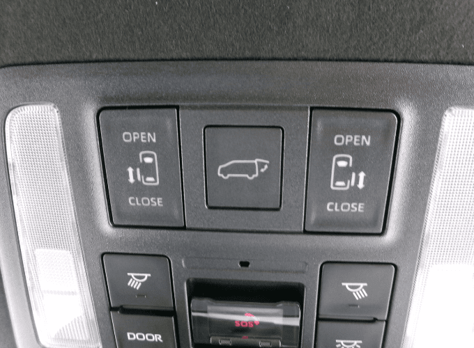 両側電動スライドドアを装備しています。狭い駐車場でも安全に開閉でき、間口が広く乗り降りし易いですよ