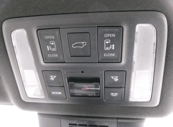両側電動スライドドアを装備しています。狭い駐車場でも安全に開閉でき、間口が広く乗り降りし易いですよ