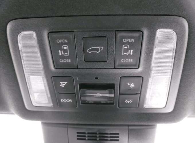 両側電動スライドドアを装備しています。狭い駐車場でも安全に開閉でき、間口が広く乗り降りし易いですよ