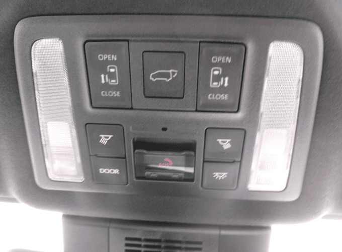 両側電動スライドドアを装備しています。狭い駐車場でも安全に開閉でき、間口が広く乗り降りし易いですよ