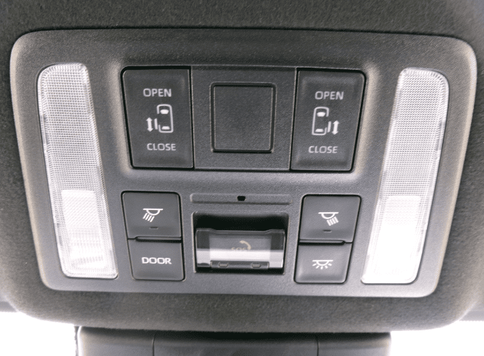 両側電動スライドドアを装備しています。狭い駐車場でも安全に開閉でき、間口が広く乗り降りし易いですよ
