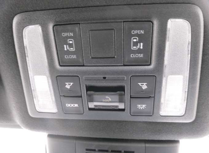 両側電動スライドドアを装備しています。狭い駐車場でも安全に開閉でき、間口が広く乗り降りし易いですよ